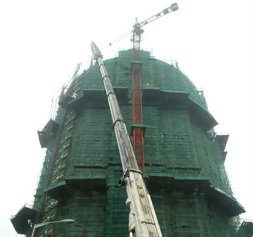 湘潭吊车在工地上作业